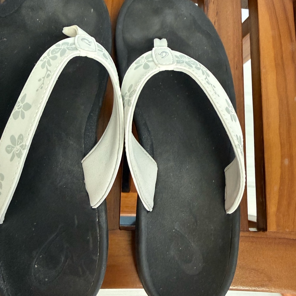 OluKai Women's Black and White Floral Sandals